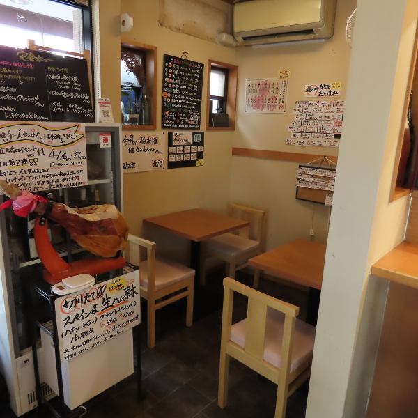 テーブル席は、2名掛けが4つ設置されており、親しい友人やカップルでの利用にぴったりです。明るめの照明が心地よい雰囲気を演出し、リラックスしながら食事を楽しめます。5名掛けの丸テーブルもあり、グループでの集まりにも対応可能。席を組み合わせることで、大人数でもご利用いただけます。