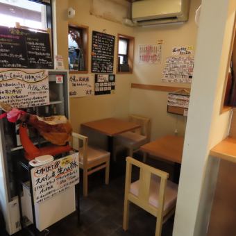 2名掛けテーブル席は、温かみのある木材を使用し、落ち着いた雰囲気を演出しています。柔軟なレイアウトが可能で、少人数の集まりやカジュアルなデートにもぴったり。