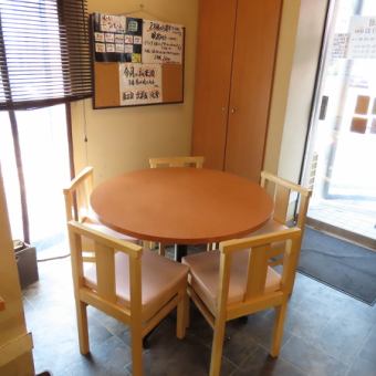 5名掛けの丸テーブル席。温かみのある照明が、リラックスした雰囲気を作り出し、カジュアルな飲み会やお食事に最適です。柔軟なレイアウトで、他の席との組み合わせも可能です。