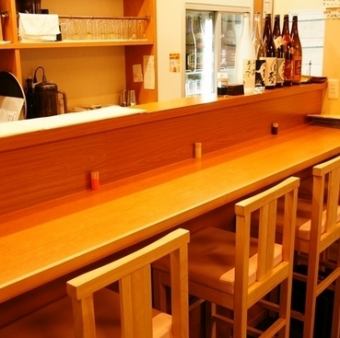 温かみのある木材を使用し、居心地の良い空間を提供します。目の前で料理が楽しめるため、シェフとの会話も楽しめる特別な体験が魅力。親密感があり、友人や一人でも気軽に利用できます！
