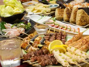 鸡汤火锅套餐，含150分钟无限畅饮，共8道菜，4500日元。