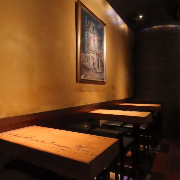 [Chic table seats] The store boasts a solid wood-like construction.We have 3 tables that can seat 4 people♪ Please enjoy your meal at your leisure☆