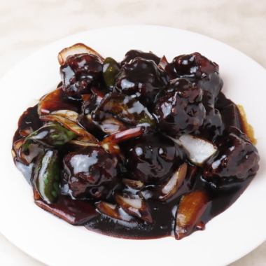 一口で広がる、黒酢の深い味わい！黒酢豚