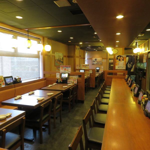 温かみのある色味で統一された活気ある店内◎大中小宴会が愉しめるよう宴会スペースを完備しております。