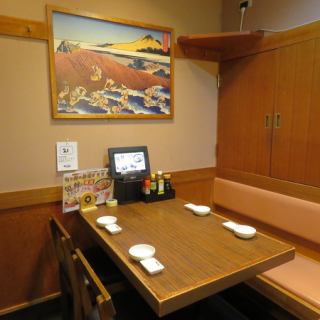 片側ソファー席もございます。テーブルソファ席は居心地も抜群です♪