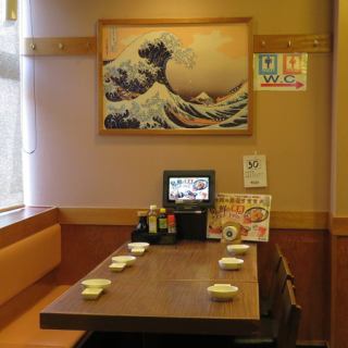 靴を脱ぐのはちょっと。。。というお客様にテーブル席もご用意！