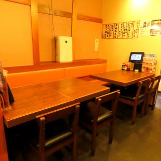 靴を脱ぐのはちょっと。。。というお客様にテーブル席もご用意!