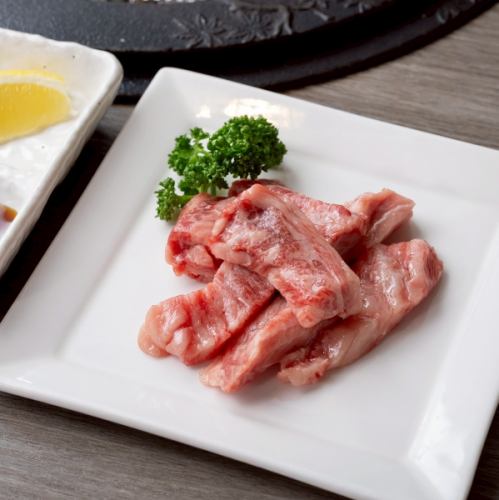 隠れファンの多い、中落ちカルビ✨
程よい脂と肉がちょうどいい！白いご飯と一緒にどうぞ😊