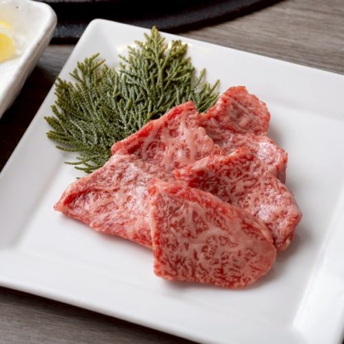 焼肉の定番、カルビ🥩✨
とろける味わいが好評頂いております！ぜひ食べにきてください😊