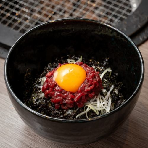 桜ユッケに卵黄を絡ませて食べるユッケ丼❤️
焼肉と合います！