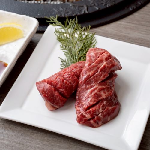 厚みがあるのに柔らかくジューシーな赤身のランプ🥩

30度越えの気温が続きますので
焼肉を食べて栄養をつけて頑張りましょう！
今日もご来店お待ちしております👼🏻