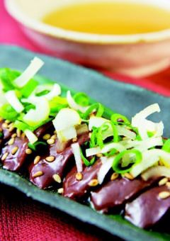Horse liver sashimi with green onions