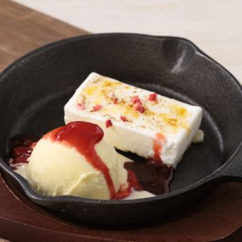 Broiled rare cheesecake and vanilla ice cream