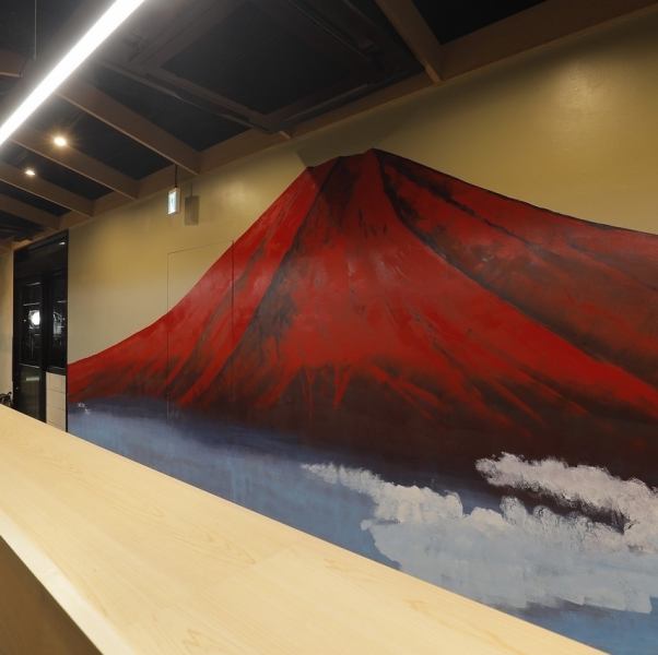 由著名艺术家绘制的大型红色富士。在压倒性的氛围中享用美味的寿司！