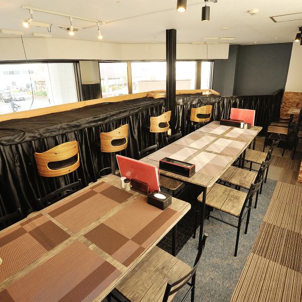 目の前を嵐電がゆっくり走り抜ける、京都ならではの情緒あふれるカフェバー。車窓を眺めているような落ち着いた空気の中で、嵐電をモチーフにした遊び心ある料理が楽しめます。観光客はもちろん、地元の人にとっても特別な時間を過ごせる、温かみのある空間です。