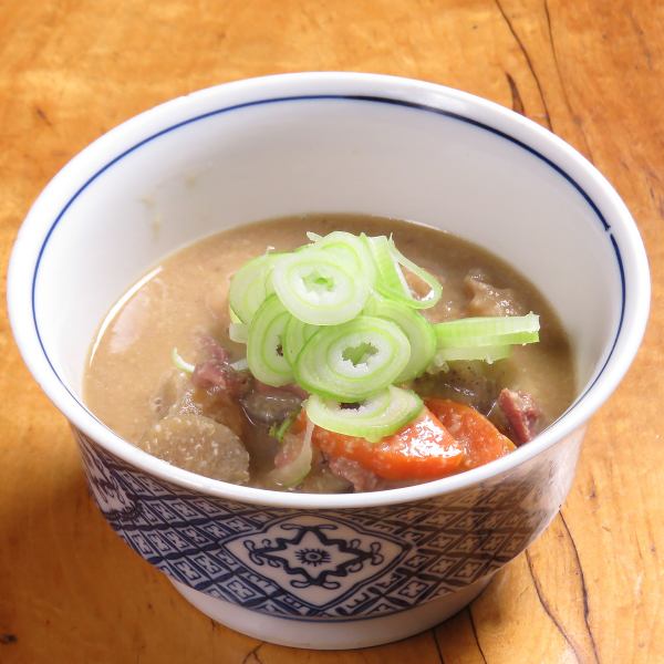 お酒との合いしょうがよい「鳥鈴」　名物　鳥モツ煮込み480円