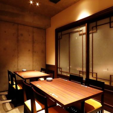 ≪完全個室は最大16名様≫4～8名様用個室を2室完備。人数に合わせてご案内致します。木目の温かいインテリア・シックで洗練された色調が織りなす、ゆっくり落ち着いた空間。飲み放題付コースはさまざまなシーンの宴会にオススメです♪