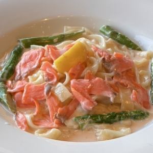 【季節のPasta】サーモンとアスパラのレモンクリームソース