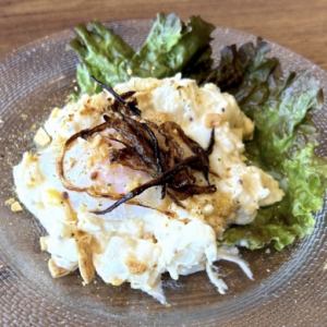 半熟卵とフライドオニオンのポテトサラダ