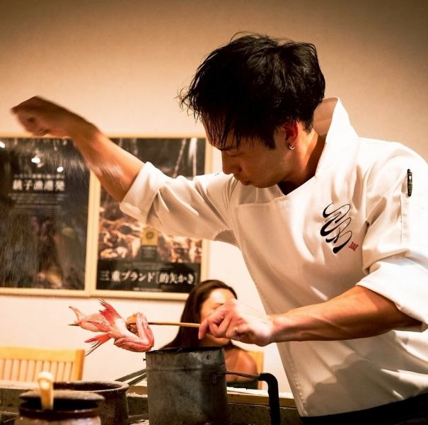 【銚子直送】の鮮魚を、スタッフ皆んなで大谷石を一枚一枚張って仕上げた【囲炉裏】で焼きあげます。何度も練習を重ねた絶妙な塩加減で外はパリっと中はホクホクに焼きあがるよう、遠赤外線でじっくりと焼き、お召し上がりいただくまでの焼き姿もお楽しみください。栃木で唯一無二のスタイル。ご堪能くださいませ。