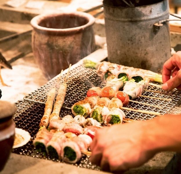 毎日一串一串丁寧に巻いた色とりどりの野菜巻き。毎日業者様が仕入れてくださる新鮮な野菜を豚バラで巻き、ブレンドしたこだわりの塩を豪快に振り焼きあげます。お客様の目の前で焼くライブ感もお食事と共にお楽しみください。囲炉裏の中心で炭に火が立ってる姿を眺めながらお食事をするのも、いろりの醍醐味です。