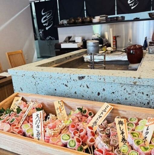 当店では10名以上の会社宴会・会食や友人との飲み会、女子会、家族連れのお客様も大歓迎です。接待やデートにぴったりなお席も完備。誕生日・記念日の特別プランもご用意しており、二次会・三次会にも最適なコースもございます。益子焼の器が彩る和の空間で、新鮮食材を堪能できる特別なひとときをどうぞお楽しみください。