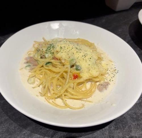 彩り野菜とツナのクリームソース