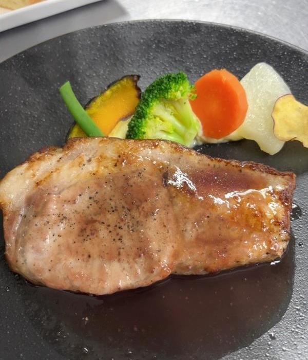 秀麗豚のロースト 赤ワインソース