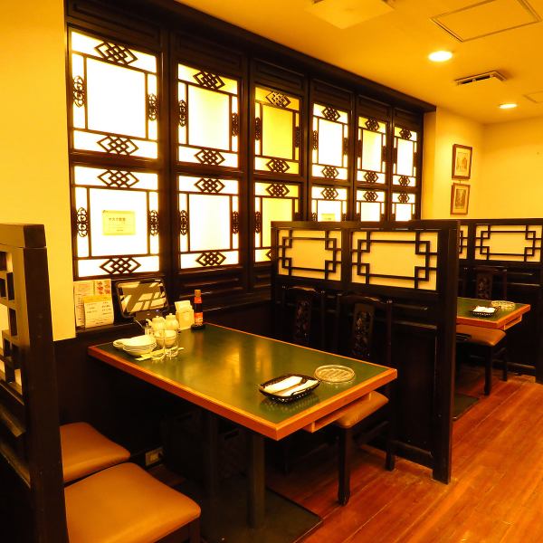 【レトロな香り漂う居心地のよい店内】店内はB1、2F、3Fの3フロアに分かれ、レトロな香り漂うクラシックな内装で統一。お料理は各地の味をお楽しみいただけるように、中国四大料理(広東・上海・四川・北京)を網羅し、それぞれ専門の料理人が腕をふるいます。