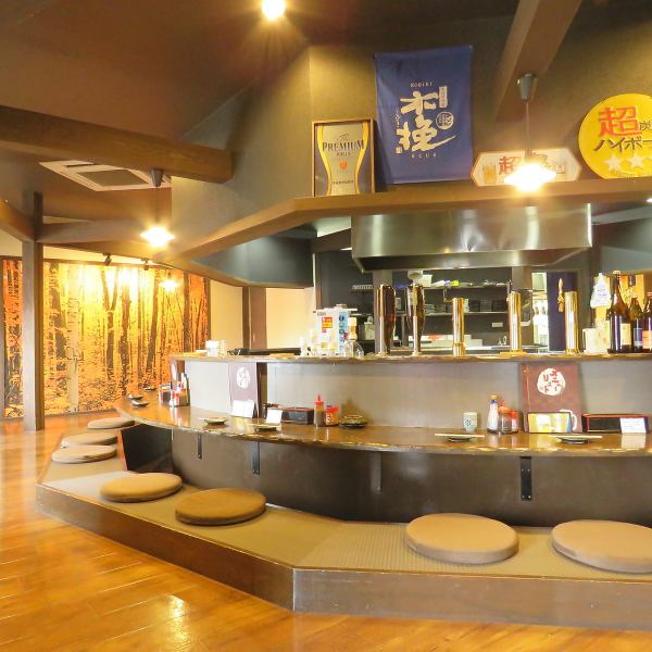 吧台座位可以一邊觀看烹飪過程一邊享用美食♪ 吧台座位很適合下班後的小聚、獨飲、約會等場合！一邊在櫃檯上觀看炭火烤雞肉，一邊享受吃熱氣騰騰的烤雞肉串的樂趣♪ 推薦您想小酌一杯或作為第二家餐廳時的選擇！