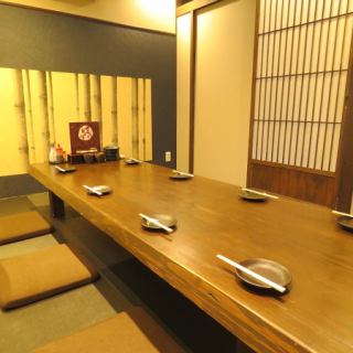 6名様からご利用いただける座敷のお部屋をご用意しております。お子様連れご家族OK！焼き鳥はもちろん、串揚げや揚げ鶏、一品料理などをたくさん取り揃えておりますので、様々なシーンでご利用いただけます。美味しいお酒と自慢の焼き鳥は相性バツグン！