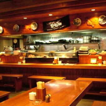 The counter seats, which are crowded with regulars, have a warm wood-grained atmosphere that makes you want to stay for a long time.