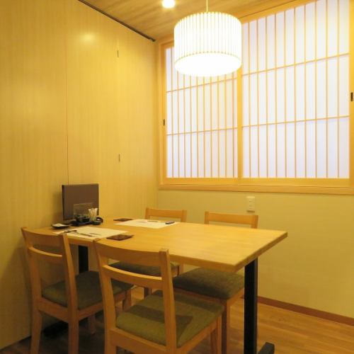 <p>We also have 2 private rooms for 4 people and 1 room for 2 people, which are nice to have comfortable feet.Please enjoy seasonal fresh fish in a calm atmosphere.</p>