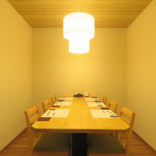 <p>You can enjoy your meal in a completely private room without worrying about the surroundings.Table seats are available for 4 and 6 people.Recommended for dining with family and friends.</p>
