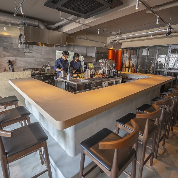 オープンキッチンの中心で展開される、料理はまるでライブ感のある体験ができます◎全席カウンターのお席で、シェフの手仕事を間近で楽しむことができます！おしゃれな空間が、料理をより一層引き立ててくれます。シェフこだわりの台湾料理の創作を落ち着いた雰囲気でお召し上がりください♪