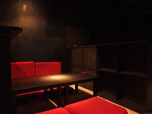 Popular sofa seat at Okazaki.Fashionable red space