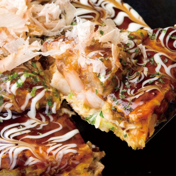 Enjoy okonomiyaki that sticks to the dough at Tenmabashi♪