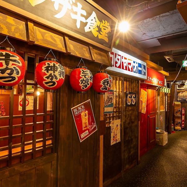 昭和レトロな雰囲気が漂う店内は、まるで昔懐かしい街角の居酒屋にタイムスリップしたかのよう。仲間とグラスを片手にワイワイ楽しめて、自然と笑顔があふれます。友達同士はもちろん、会社の宴会やグループ利用にもぴったり!昭和の懐かしさと現代の楽しさがミックスされた、にぎやかであたたかい時間を、ぜひ当店で!