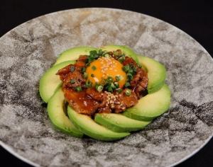 烤羊肉牛油果配烤面包