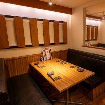 【2F】ゆったりと寛げるソファ席。熊本の地酒と郷土料理を心ゆくまでご堪能下さい。
