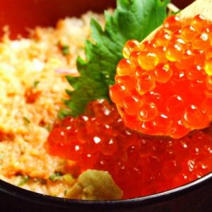 Salmon, salmon roe and soft-boiled egg on rice