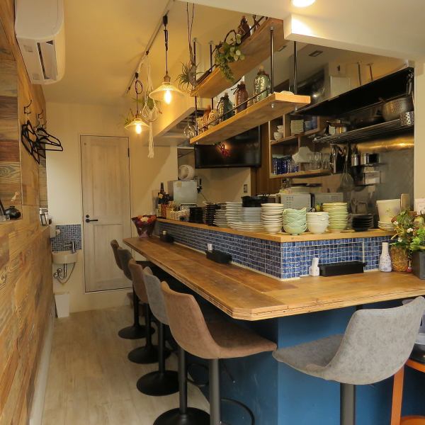 ≪Only counter seats, a cozy space≫ It is a warm and cozy space where you can enjoy a conversation with the shop owner on your way home.We are particular about furniture such as lamps and create a space where everyone can relax.There are 6 seats at the counter.