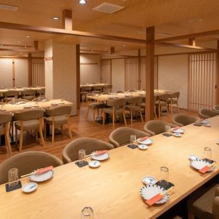 Enjoy a large banquet in a relaxing Japanese space.This spacious room can be used for a variety of occasions, such as department-wide drinking parties, class reunions, and wedding receptions.Relax in a comfortable space with warm lighting and the warmth of wood.We offer a course menu that makes use of seasonal ingredients, and we hope you will enjoy a wonderful time at our restaurant.