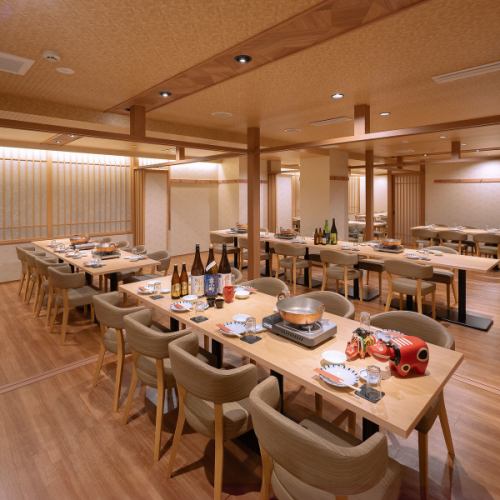 <p>【宴会場がリニューアル♪最大64名様までOK】大規模宴会、各種宴会の個室対応可能です!8名様~最大64名様までの大宴会場が誕生!広々とした開放的な空間は、会社全体の宴会や地域の集まりにも最適です。</p>