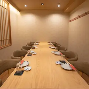 部署の懇親会、地域の集まり、親戚の集まりなど、大人数でのご利用に最適。周りを気にせずゆったりとお過ごしいただけます。旬の食材を活かしたコース料理とともに、当店で楽しい時間をお過ごしください。