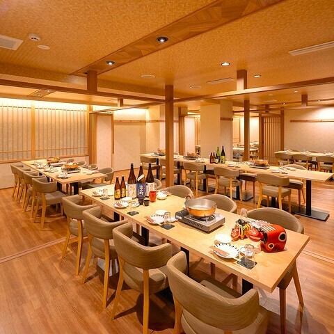 <p>【宴会場がリニューアル♪最大64名様までOK】大規模宴会、各種宴会の個室対応可能です!8名様~最大64名様までの大宴会場が誕生!広々とした開放的な空間は、会社全体の宴会や地域の集まりにも最適です。</p>