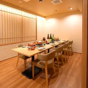 大切な方との特別なひとときを、落ち着いた和の空間で。大切な接待や顔合わせ、記念日など、周りを気にせずゆっくりと会話とお食事を楽しみたいシーンに最適。