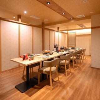 ご友人との飲み会や女子会に♪周りを気にせず盛り上がりたいシーンに最適です。温かみのある木の空間で、わいわい楽しい時間をお過ごしください。季節の食材を活かしたコースや、豊富なドリンクメニューをご用意しております。当店で気軽に楽しいひとときをどうぞ。