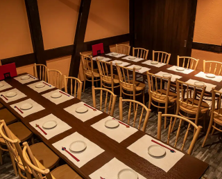 【最大65名様まで！】北新地の優雅な居酒屋で、大人数宴会が楽しめます！30名様以上の大人数宴会なら、掘りごたつの大広間をご利用ください！最大65名様までOKです。上品な和の雰囲気漂う空間は、幅広い年代・男女共にご支持いただいております。