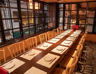 【大人数宴会：20名～30名様テーブル個室】歓送迎会、同窓会など年に一度の集いに◎30名様までご利用可能な掘りごたつ個室。仲間内で行う結婚パーティやお誕生日パーティなど、華やかな会にもぴったり。同窓会、歓迎会、送別会など大人数が集う宴会にもご利用ください。